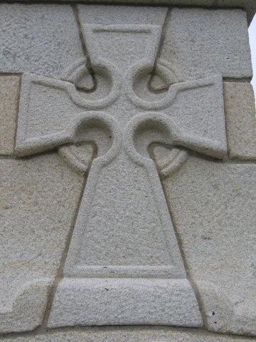 Croix celtique intégrée dans la tête de cheminée