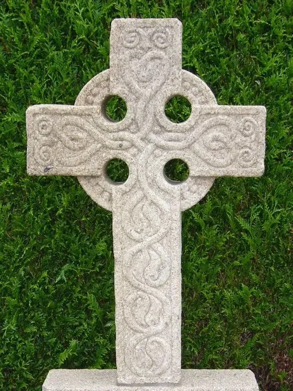 Croix celtique pierrre